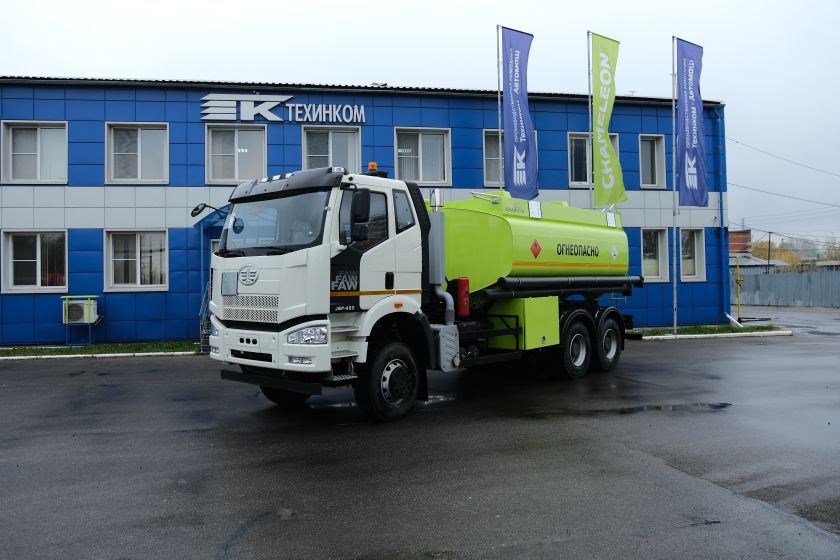 Автотопливозаправщик Chameleon-15 на шасси FAW J6 6x6 CA3250
